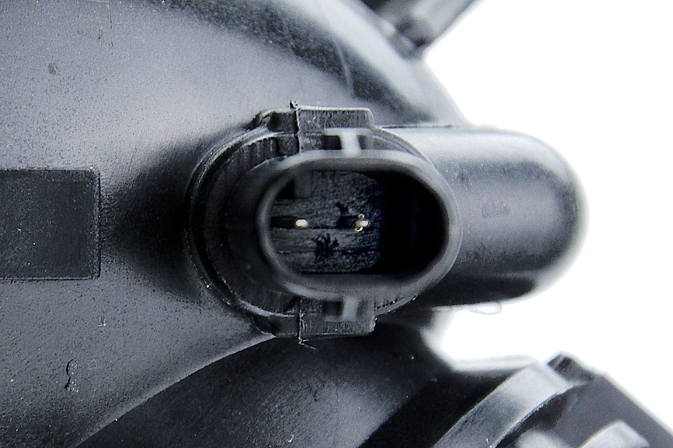 This part match OEM code: 11 53 8 636 594